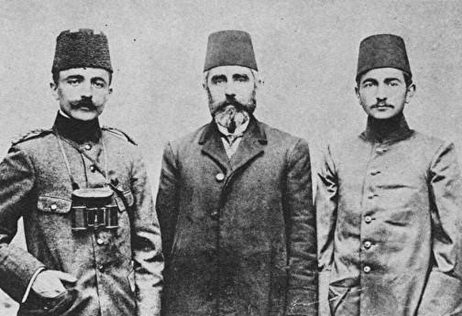 (Sağdan sola) Nuri Paşa, babası Ahmet Bey ve ağabeyi Enver Paşa.