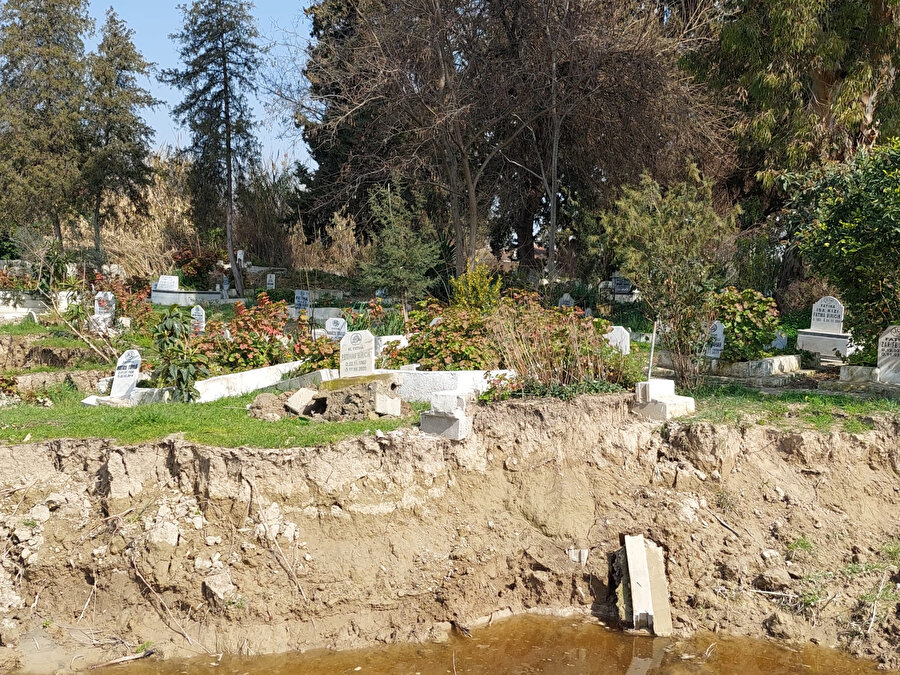 Depremler Hatay'da mezarlığı tahrip etti: 50 mezarın Asi Nehri'nde kaybolduğu iddia edildi
