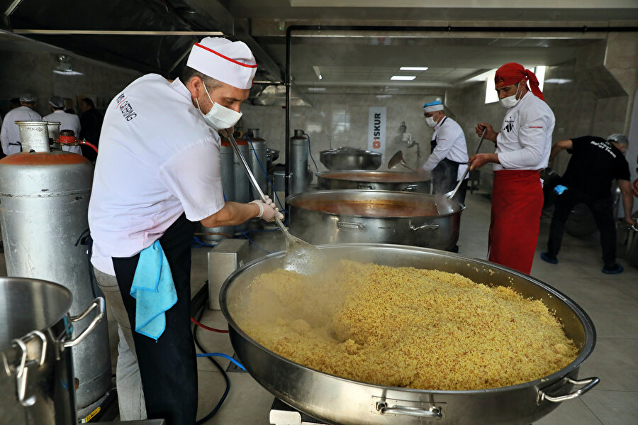 Depremde yıkılan fabrikasının sağlam kalan mutfağında her gün yemek yapıyor