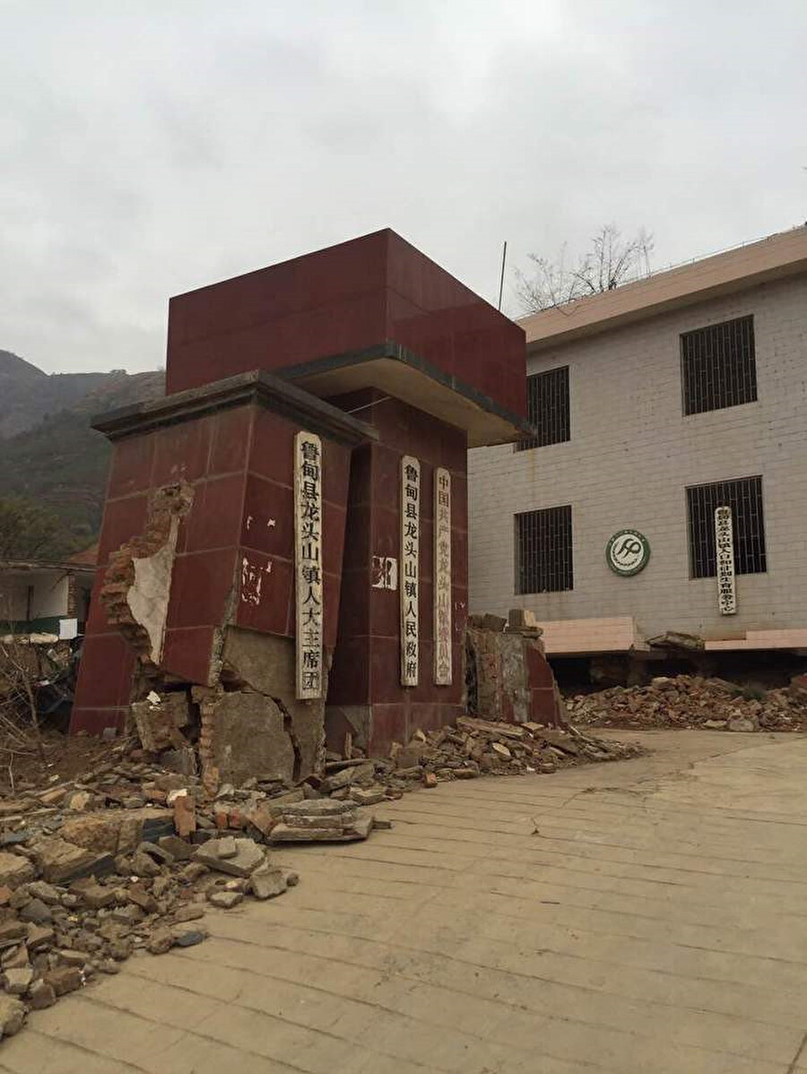 Deprem sonrası hükümet binasının kapısı.