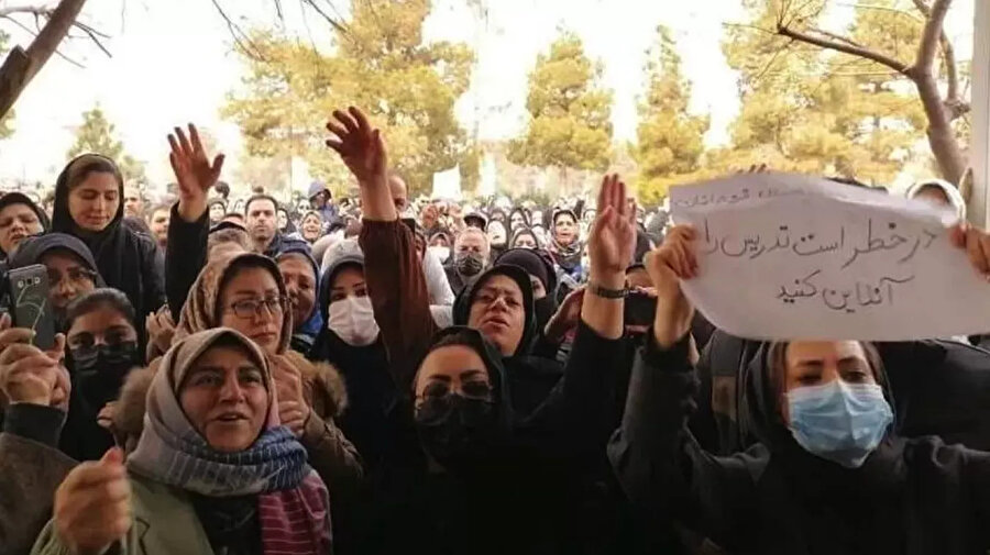 Bazı insanlar, kız öğrencilerin, başörtüsünü "düzgün" takmadığı iddiasıyla ahlak polisi tarafından gözaltına alınan Mahsa Amini'nin gözaltında öldürülmesinin ardından eylül ayında patlak veren kitlesel protestolardaki rollerinin "karşılığı" olarak hedef alındığını düşünüyor. 