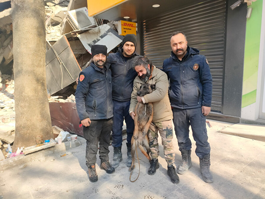 Enkazdan çıkınca köpek korkusunu unutup kurtarma köpeğine sarıldı