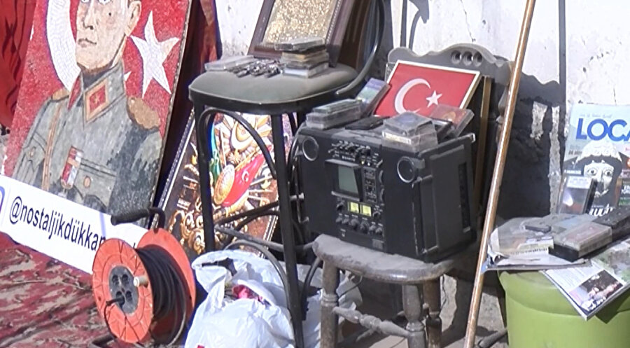 Hatay’da yıkıntıların olduğu turistik caddede nostaljik şarkılarla moral