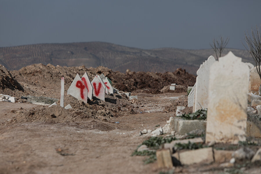 Suriye'nin kuzeybatısında hayatını kaybedenlerden bazıları kimlikleri belirlenemeden, mezar taşları numaralandırılarak defnedildi.