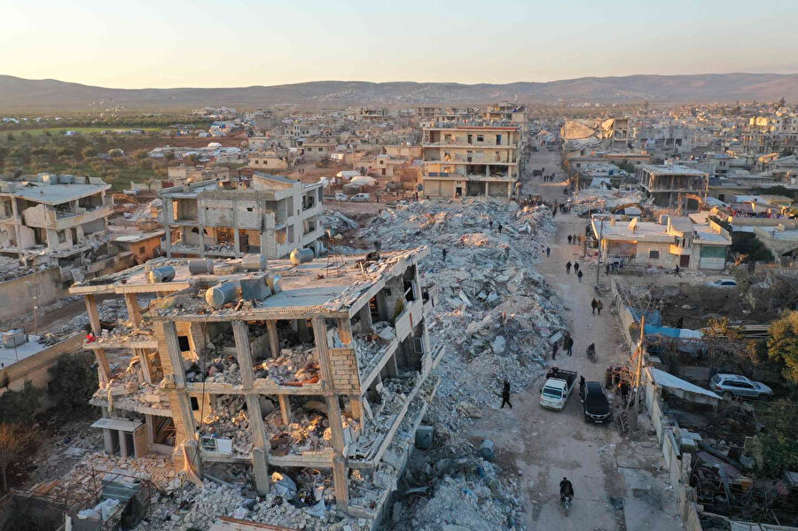 Kahramanmaraş merkezli depremlerde Suriye'de, yarısından fazlası muhaliflerin kontrolündeki bölgelerde olmak üzere şu ana kadar 6 bine yakın kişi hayatını kaybetti, 15 binin üzerinde kişiyse yaralandı.