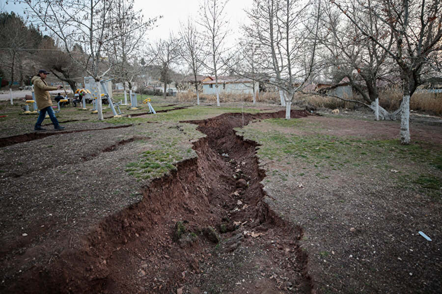 Depremler Gölbaşı Gölleri Tabiat Parkı'nda hasara yol açtı: Dev yarıklar oluştu