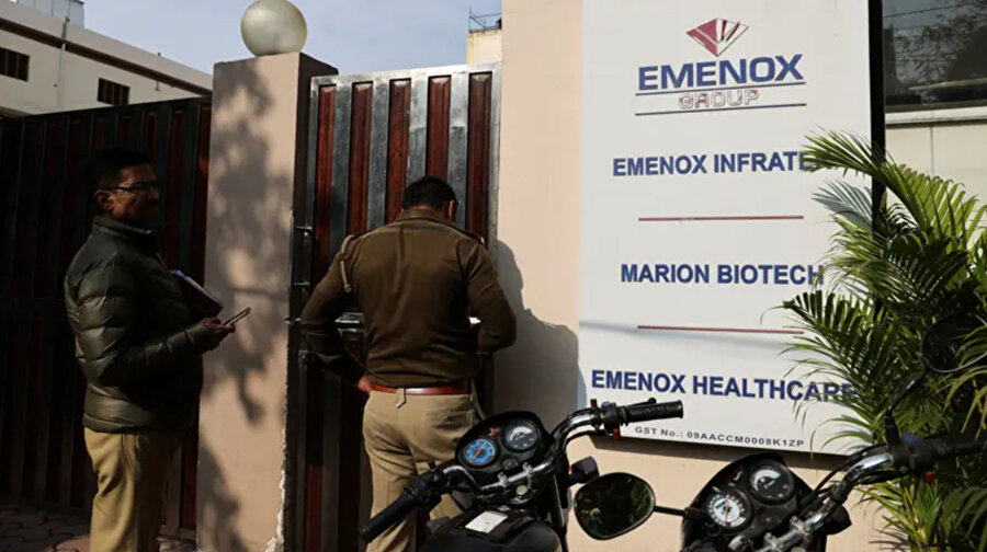 Özbekistan'daki çocukların ölümleriyle ilişkilendirilen Emenox Group'un bir parçası ve bir sağlık ve ilaç şirketi olan Marion Biotech'in Hindistan'ın Noida kentindeki ofisinin kapısında polis görülüyor.
