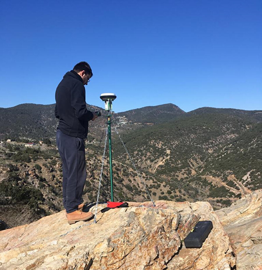 Bilim adamları deprem bölgesinde yer kabuğundaki tahribatı inceledi