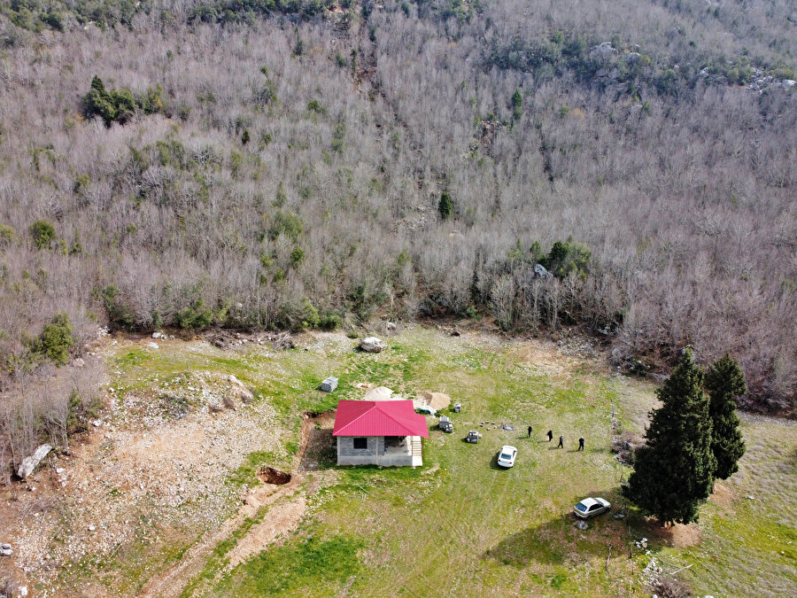 Osmaniye'de depremde dağdan kopan kaya eve 20 metre kala durdu