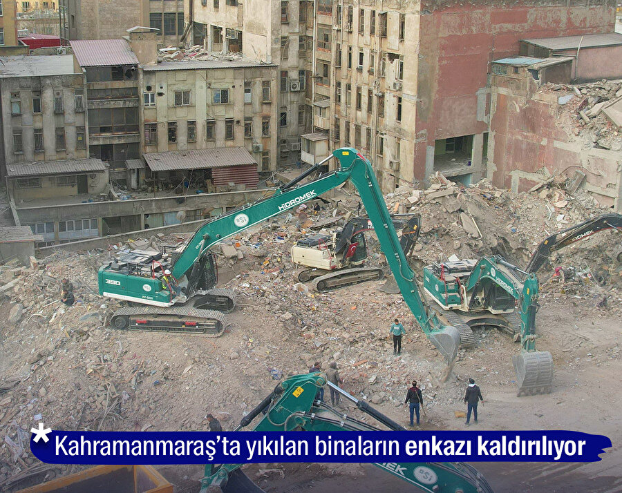 Kahramanmaraş'ta yıkılan binaların enkazı kaldırılıyor