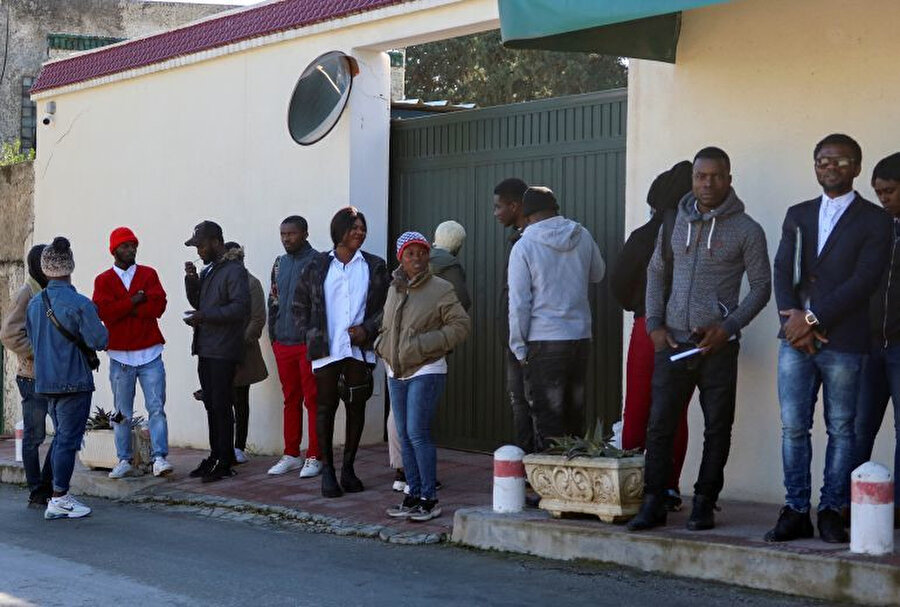 Ülkelerine geri gönderilmek isteyen Fildişi Sahili vatandaşları, ülkelerinin Tunus'taki büyükelçiliğinin önünde bekliyor.