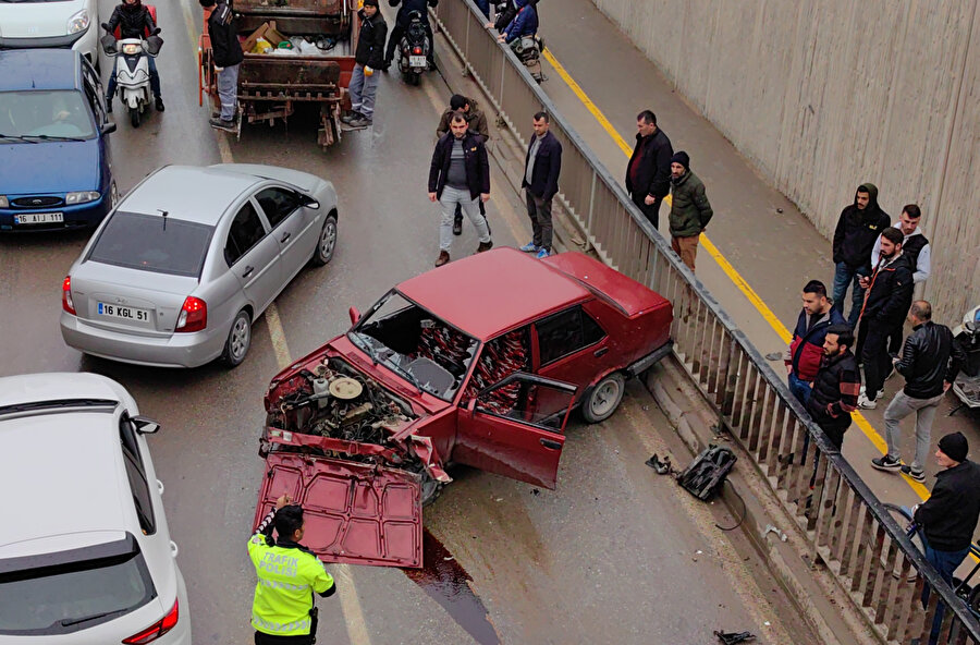 Bursa'da otomobil alt geçit bariyerine çarptı: İki yaralı