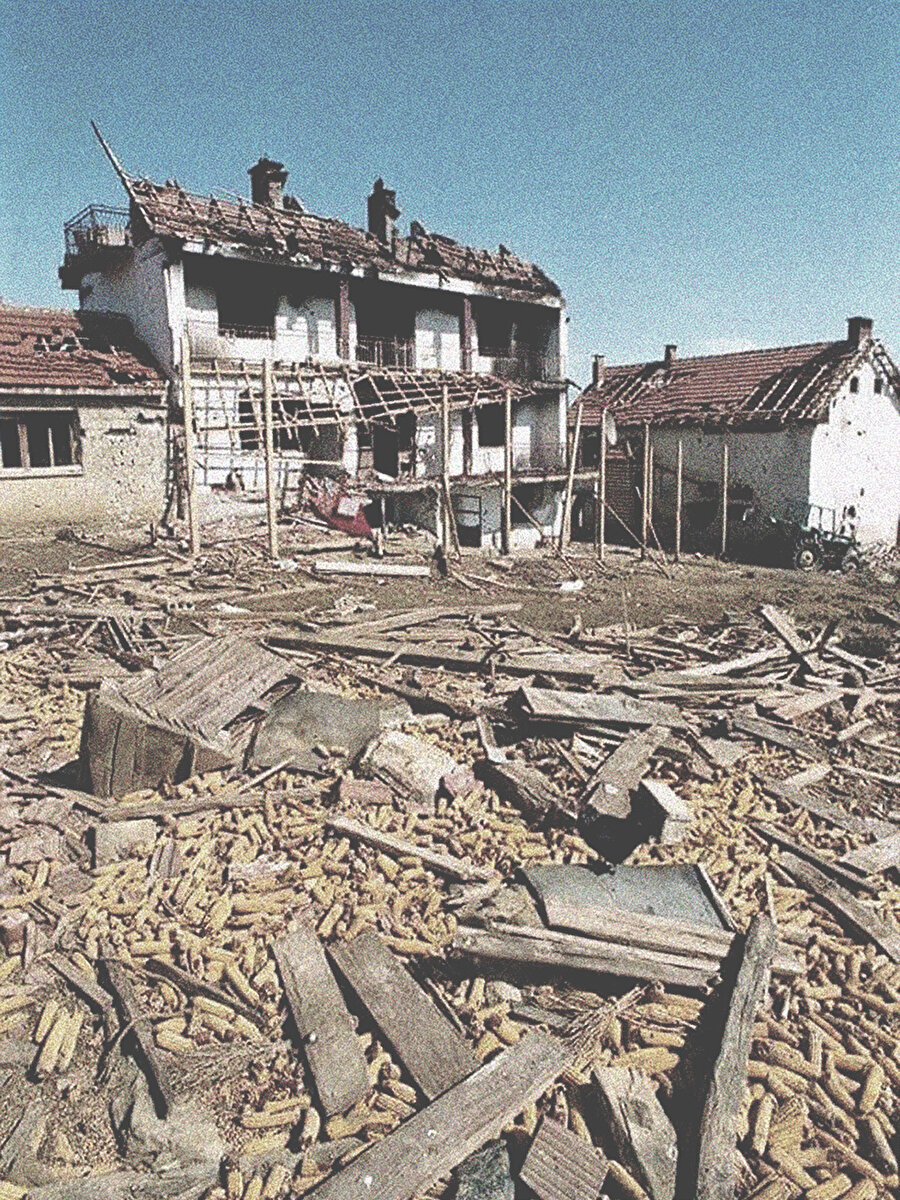 Prekaz Katliamı, Sırbistan'ın Terörle Mücadele Özel Birimi tarafından 5 Mart 1998'de Sırbistan tarafından terörist olarak kabul edilen Kosova Kurtuluş Ordusu savaşçılarını yakalamak için yürütülen bir operasyondu.