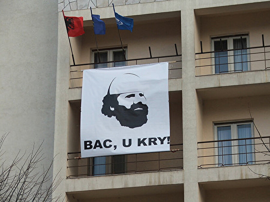 Jashari’ye ithaf edilen "Bac, u kry" (Amca, başardık!) sloganı bağımsız Kosova’nın en büyük sembollerinden biri olarak kabul ediliyor.