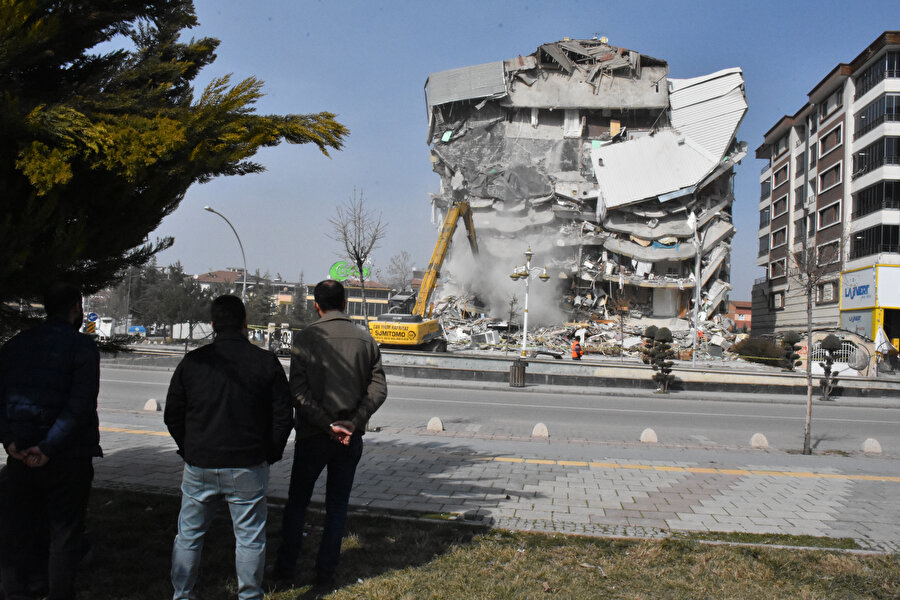 Depremzedeler apartmanın yıkılışını hem hüzün hem umutla izledi
