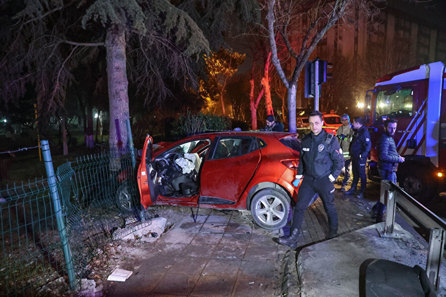 Bakırköy'de otomobil ağaca çarptı: Bir ölü, 5 yaralı