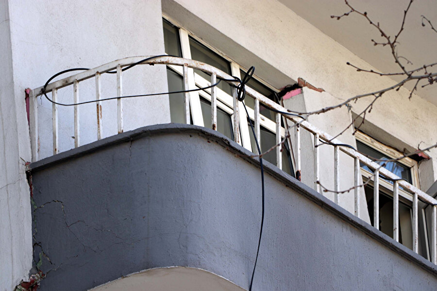 4 katlı binanın ilk katı yıkıldı: İnternet kablosu sayesinde kurtuldular