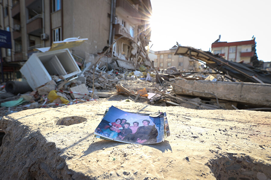 Yıkıntılar arasındaki hatıralar yürek burkuyor