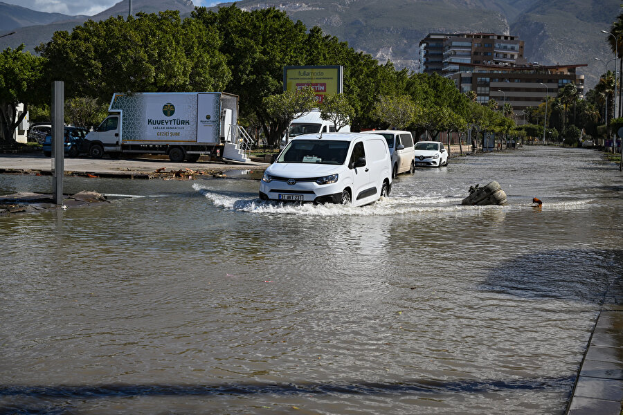 İskenderun'da etkili olan lodos nedeniyle bazı balıkçı tekneleri battı