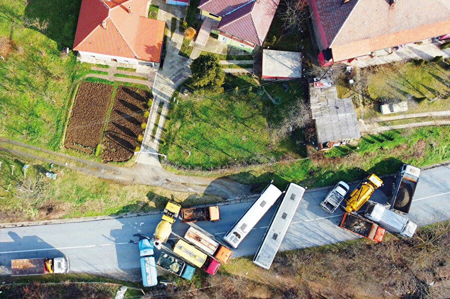 Kuzey Kosova’da Sırp nüfusun yaşadığı 4 belediyenin sınırları içinde yer alan 2 sınır kapısı, Sırplar tarafından kamyonlarla kapatıldı. Protestocu Sırplar arasında Moskova’dan gelmiş WAGNER mensuplarının varlığı dikkat çekti.
