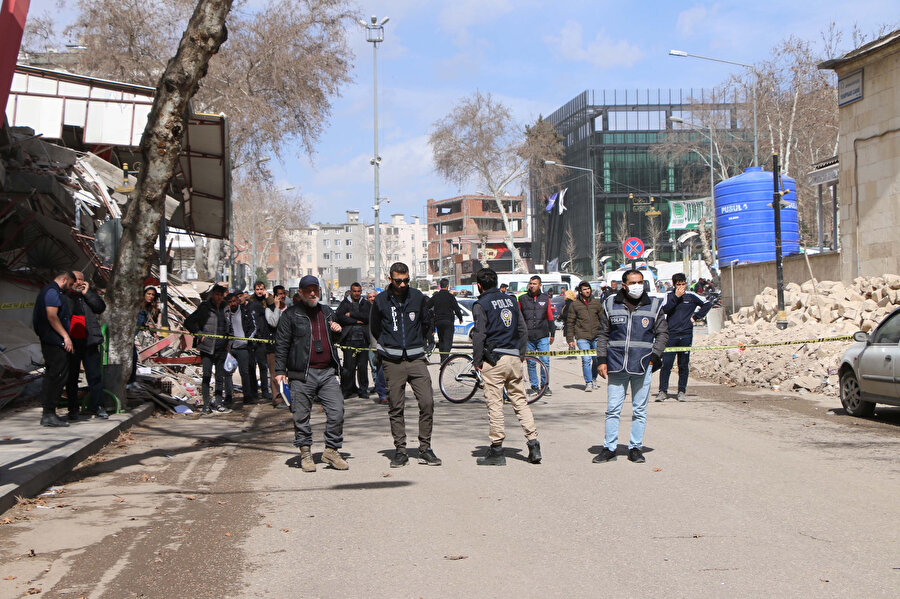 Adıyaman'da ağır hasarlı bina için sallanma ihbarı: Cadde kapatıldı
