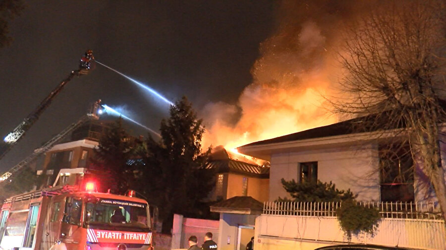 Üsküdar’da iki katlı binanın çatısı alev alev yandı