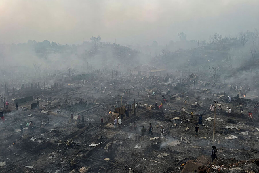 Bambu evlerin de bulunduğu bölgedeki yangında çok sayıda ev kullanılamaz hale geldi.