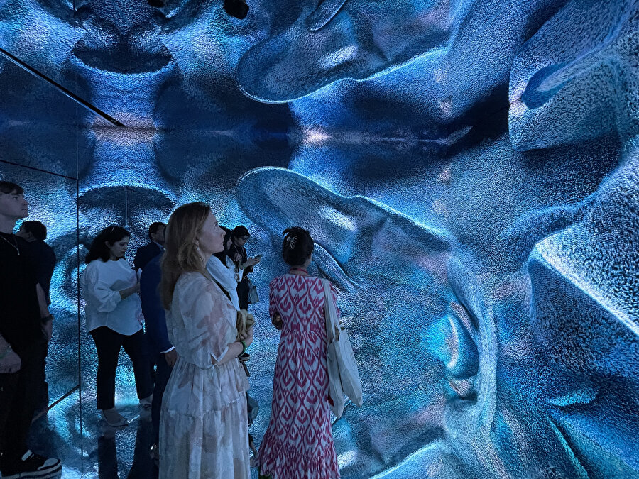 Sanatçı Refik Anadol, depremzede tasarım öğrencilerinin hayallerini gerçekleştirmeyi amaçlıyor.