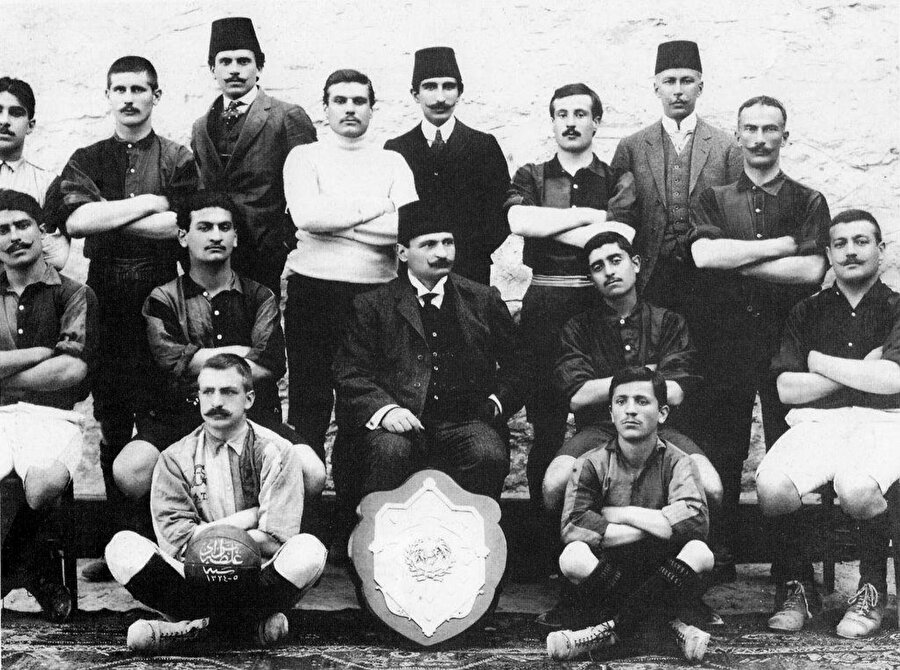 Serdaroğlu, 1912 yılında çıkan Balkan savaşına kendi atıyla gönüllü olarak katılmış, hemen ardından başlayan Cihan Harbi’nde ise yedek süvari subayı sıfatıyla Suriye ve Çanakkale cephelerinde çarpışmıştır.