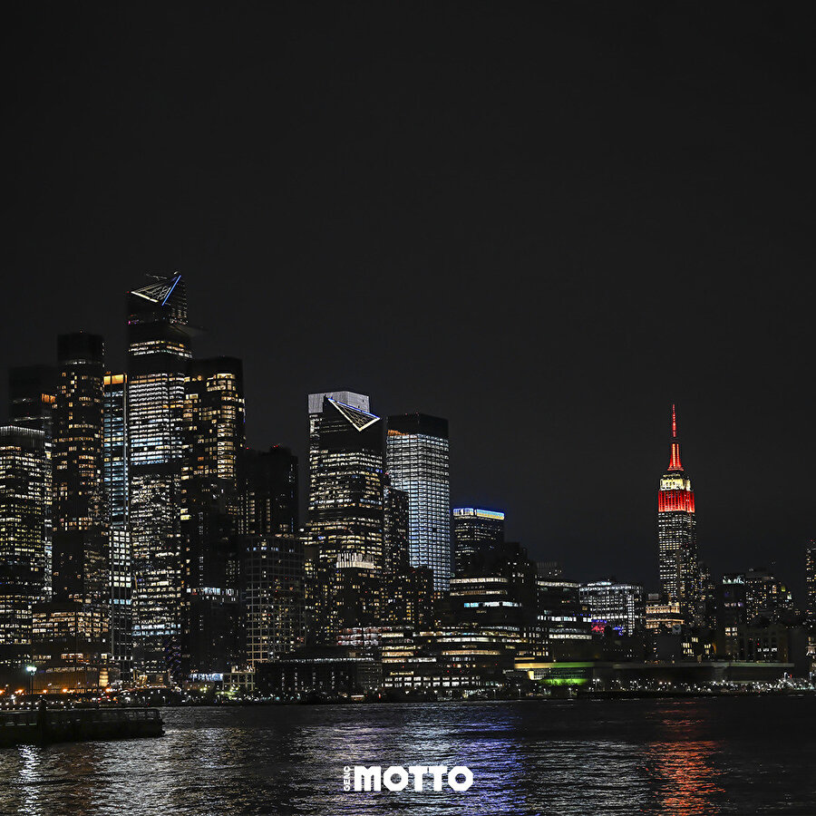 Empire State binası Türk bayrağının renkleri ile ışıklandırıldı