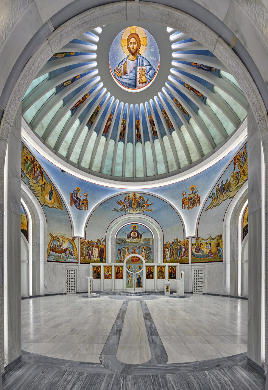 Kilise, tipik bir Ortodoks kilisesinin renkli ve bol imgeli karakterini sürdürüyor. 