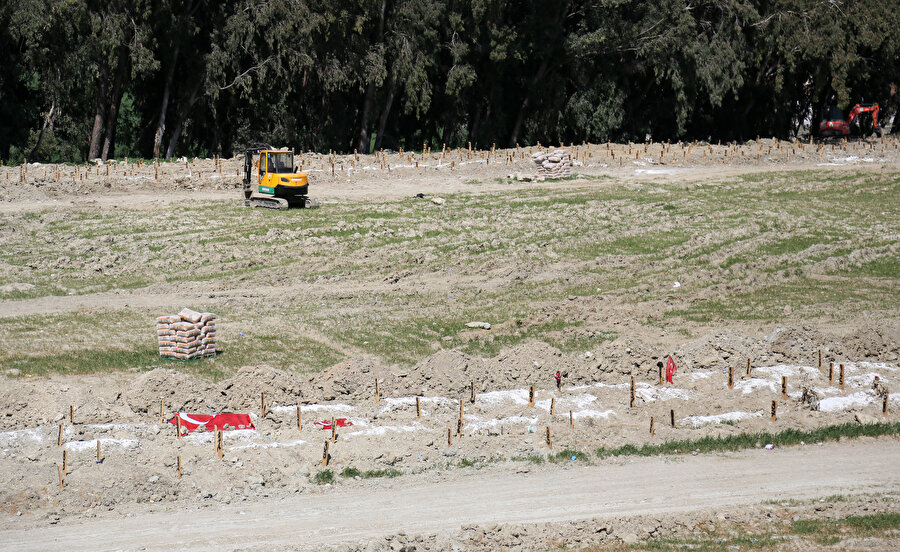 Deprem mezarlarına Türk bayrağı asıp, mezar taşlarını yaptırdılar