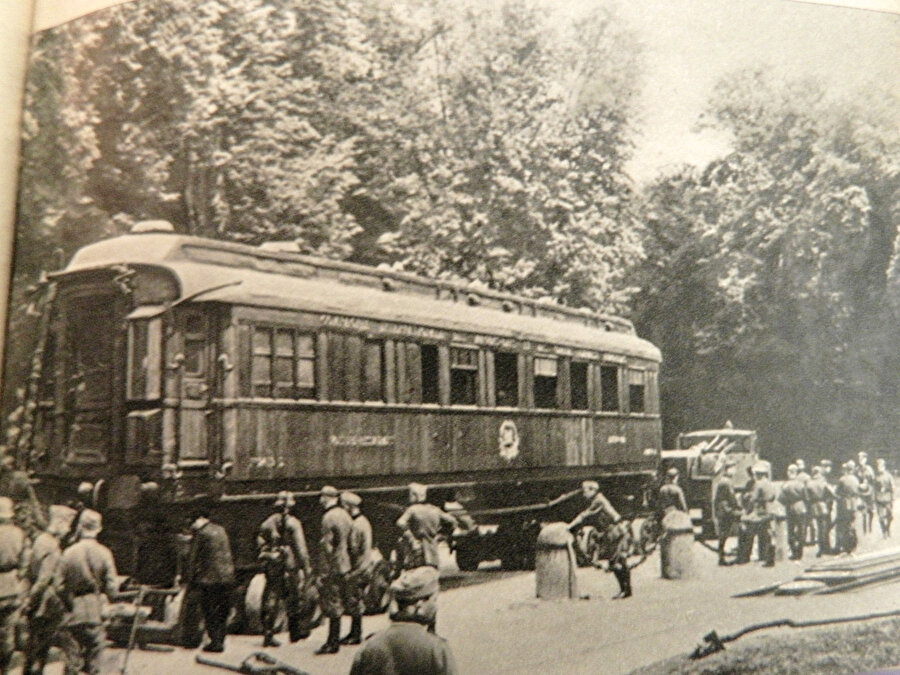 2419 numaralı vagon Hitler’in emriyle Berlin’e doğru yola çıkıyor.