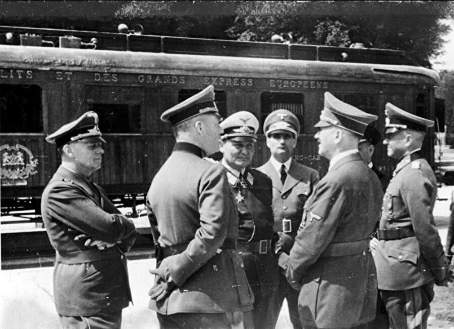 Hitler ve generalleri 2419 numaralı vagonun önünde