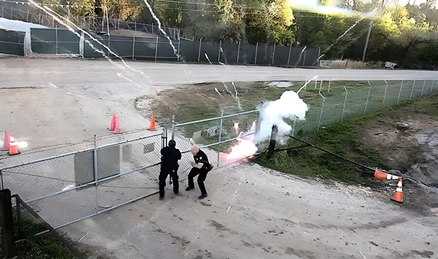 Protestocular Polis Şehri"ne (Cop City) havai fişek ve taş fırlatıyor