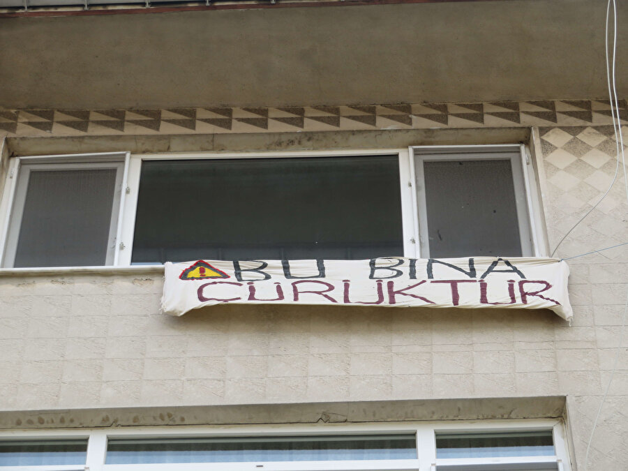 Kadıköy'de 'bu bina çürüktür' pankartı asıp evi boşalttı