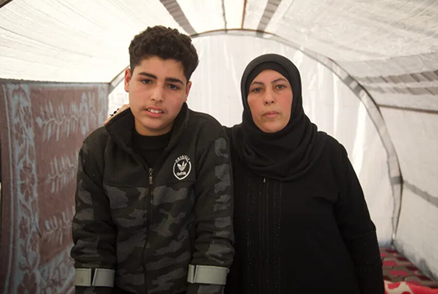 Moufida Ghanem ve oğlu Ali şimdi Azmarin'de çadırlı bir kampta yaşıyor.