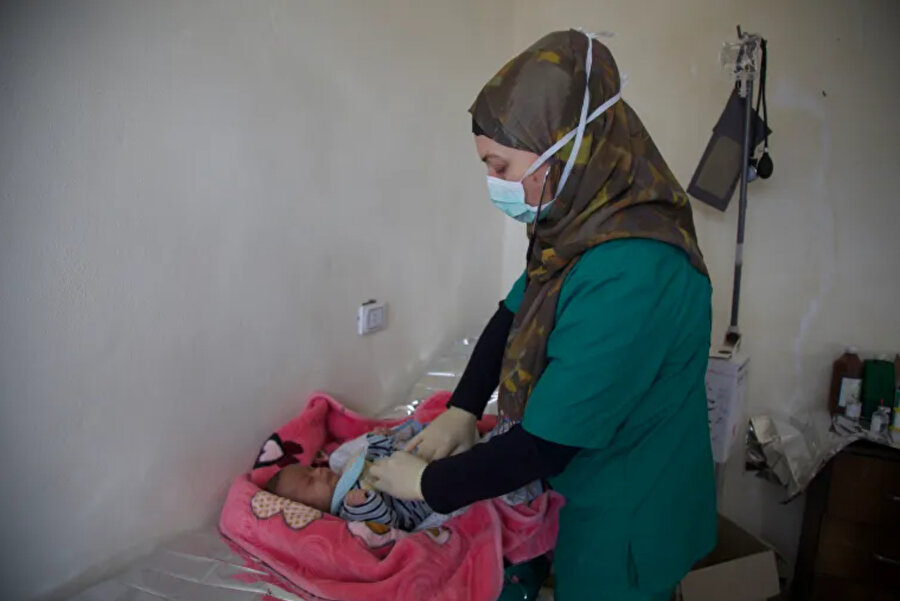 İman Abdül Rezzak, kliniğinin, bakıma ihtiyacı olan erkek ve kadınların yanı sıra acil doğuma ihtiyacı olan bazı hamile kadınların yanı sıra günde en az 80 çocuğu kabul ettiğini belirtti.