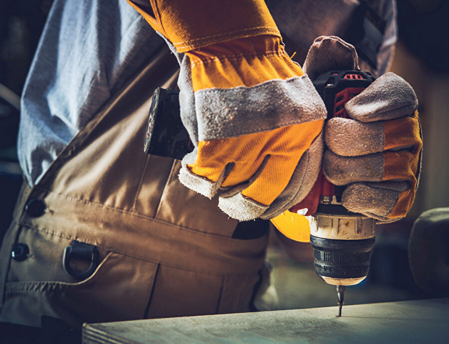 Kovid-19 krizi ve toparlanması sırasında hükümetler, belirli düşük ücretli işleri ve özellikle ön saflardaki işleri daha çekici hale getirmek için çeşitli önlemler aldı. Ancak bu önlemler genellikle iş kalitesini kalıcı bir şekilde iyileştirmek için yeterince ileri gitmedi. Bu önemler sadece sektörlerdeki işgücü eksikliklerini giderdi.