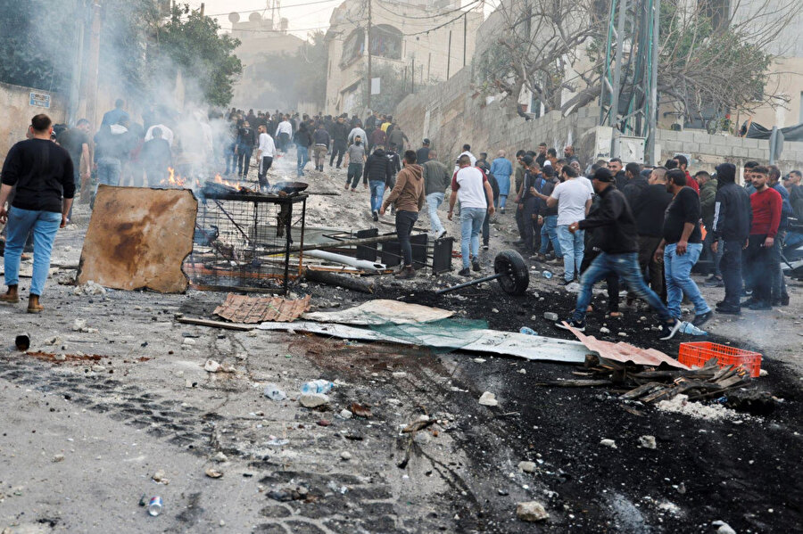Filistinliler, İsrail işgali altındaki Batı Şeria'da Cenin'de bir İsrail ordusu baskını sırasında İsrail askerleriyle çatışıyor.
