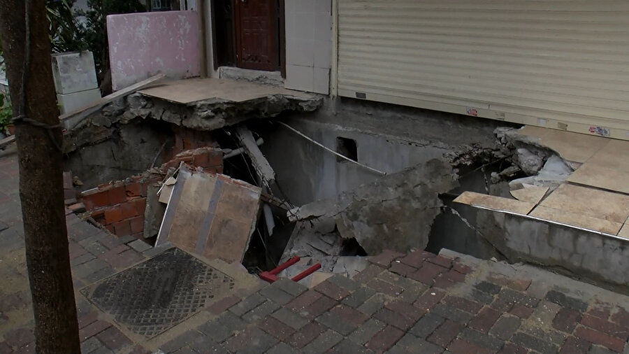 Bahçelievler'de binanın önünde kaldırım çöktü