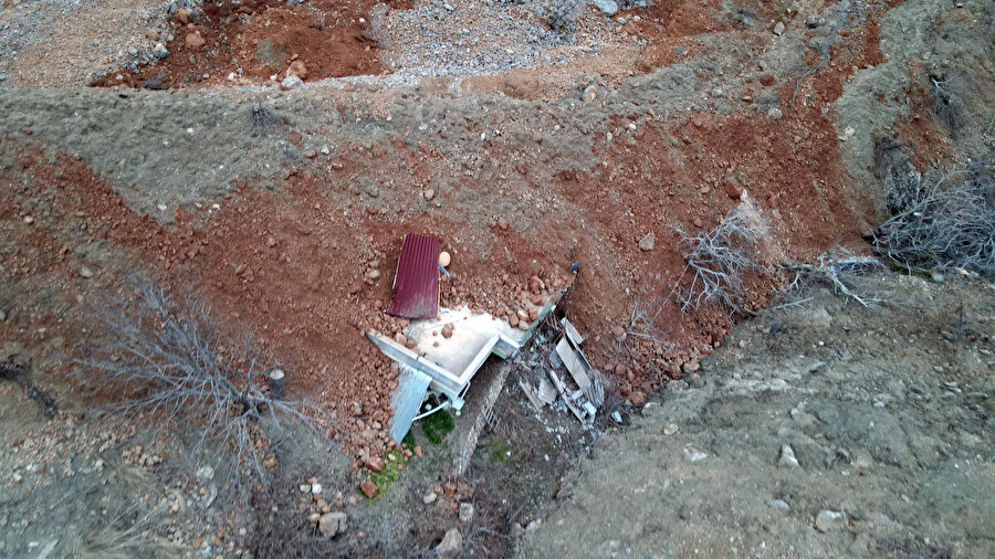 Depremde meydana gelen heyelanda 15 haneli mezra toprak altında kaldı