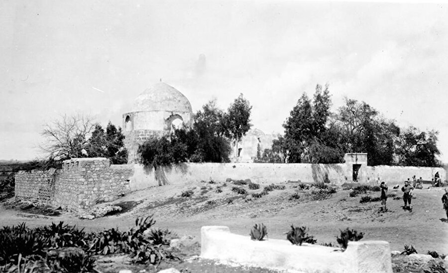 Yibna, 4 Haziran 1948'de İsrail güçleri tarafından işgale uğramış ve askerî saldırılar ve halkının zorunlu sürgünü sonucunda Filistinli nüfusu yok denecek kadar azalmıştı.