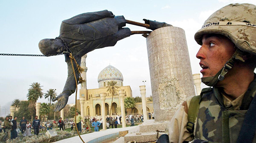 Irak Savaşı'nın işgalinden kısa bir süre sonra Bağdat'taki Firdevs Meydanı'ndaki Saddam Hüseyin heykeli ABD askerleri tarafından devirdi, 9 Nisan 2003.