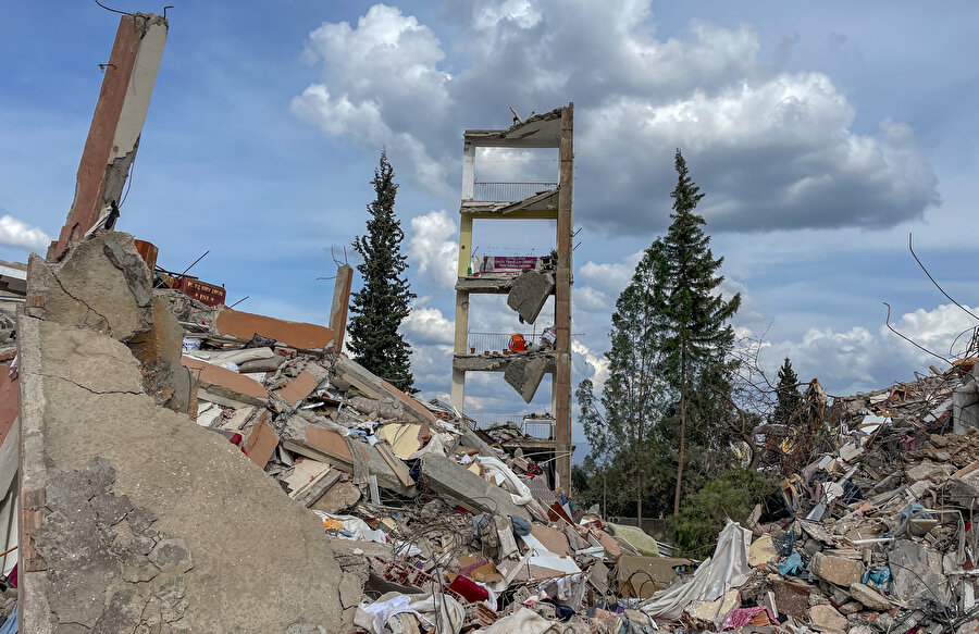 Deprem bölgesi Kırıkhan'da bina yıkıldı: Sadece balkon bölümü ayakta kaldı