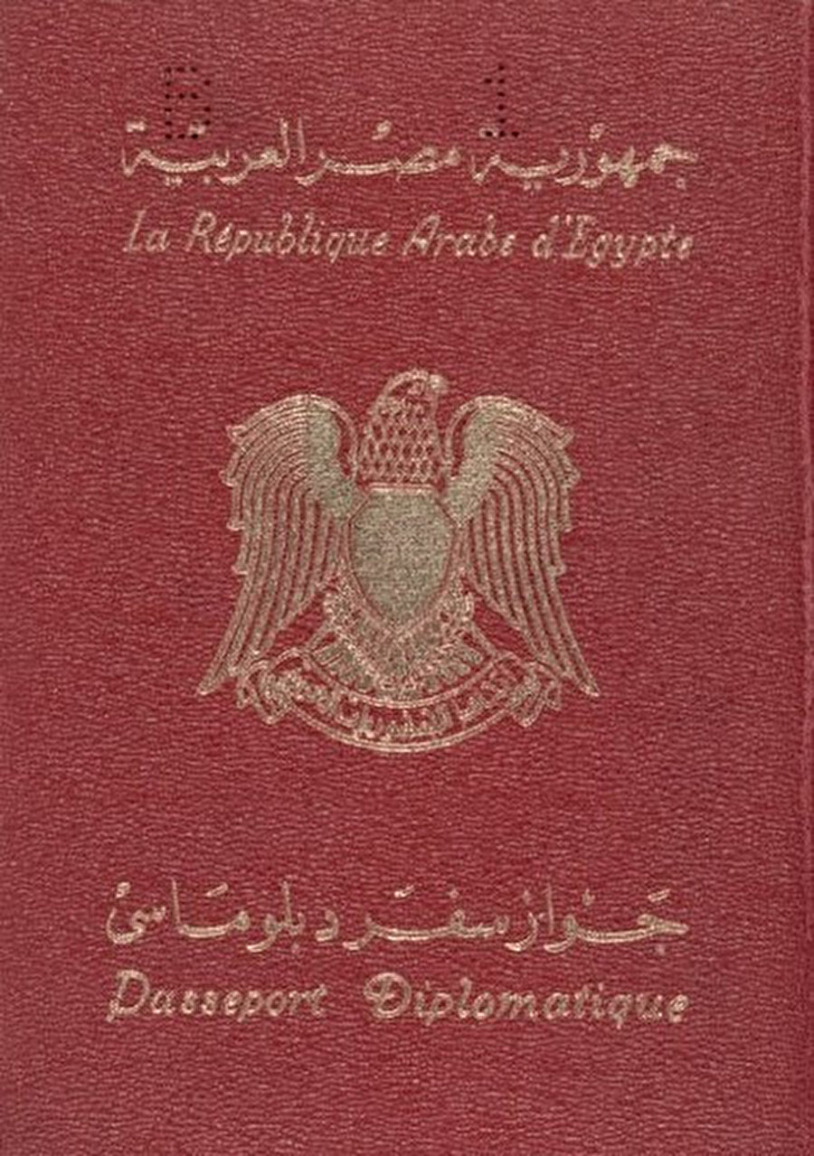 Sedat'ın 22 Şubat 2023'te 47.500 dolara satılan diplomatik kırmızı pasaportu. 
