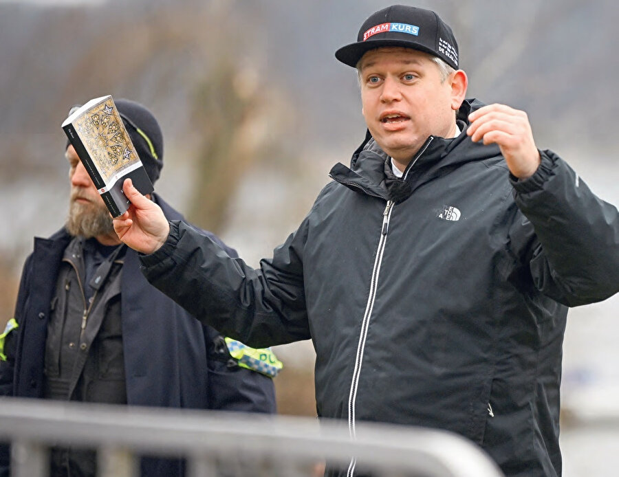 İsveç, Mushaf yakma konusunda pek
çok sabıkası olan bir ülke. Ayrıca
Danimarkalı provokatör Rasmus
Paludan’un bu ilk eylemi değil. Türkiye
ile NATO müzakereleri sürdüğü halde,
kasıtlı olarak eylemin reklamı yapıldı,
İsveç makamları ise buna destek verici
açıklamalar yaptı. Bütün bu bilgiler
ışığında mezkûr rezaleti İsveç’in gerçek
sahiplerinin Türkiye’yi köşeye sıkıştırıcı
bir girişimi olarak nitelemek gerekiyor.