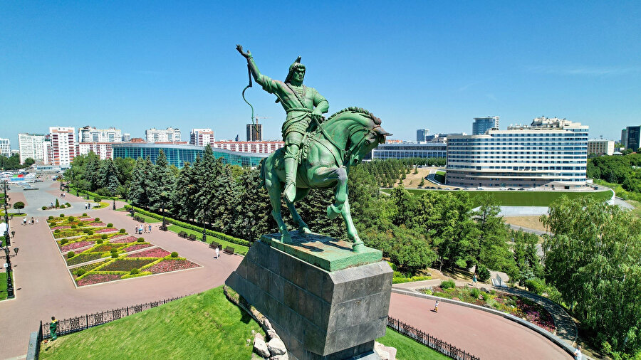 Başkurtistan'ın halk kahramanı Salavat Yulayev'in anıtı.