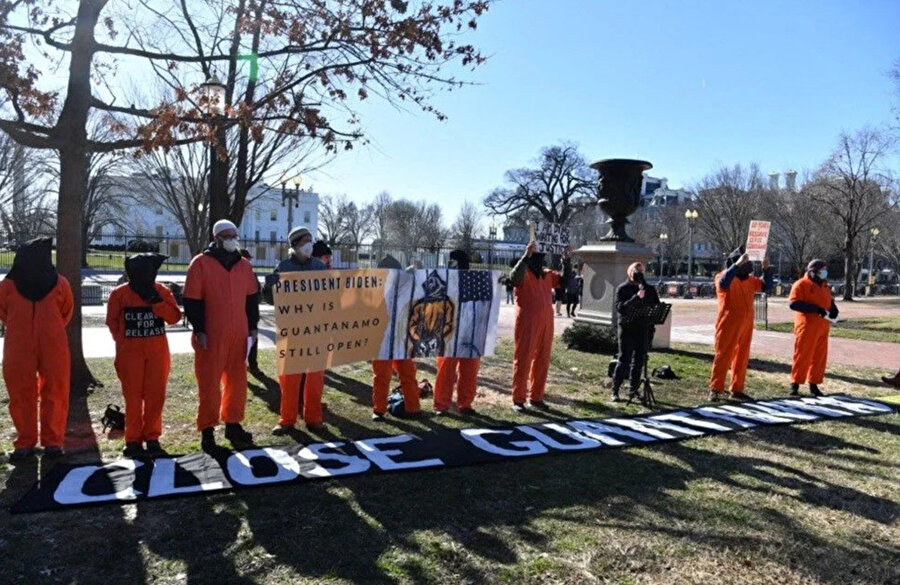 Şu anda Guantanamo Körfezi'nde kalan 31 tutuklu var. Savunma Bakanlığı'na göre, 17'si nakil için uygun, üçü Periyodik İnceleme Kurulu için uygun, dokuzu askerî komisyonların sürecine dahil ve iki tutuklu askerî komisyonlarda mahkum edildi.