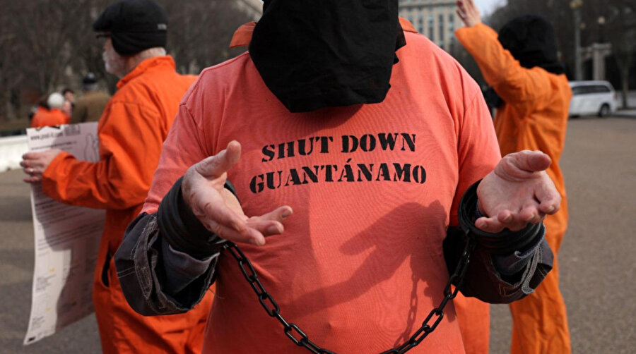 Guantanamo Körfezi'nde tutuklu bulunan erkekleri temsil eden turuncu tulumlu aktivistler, 11 Ocak 2023'te Beyaz Saray önünde düzenlenen protestoya katıldı.